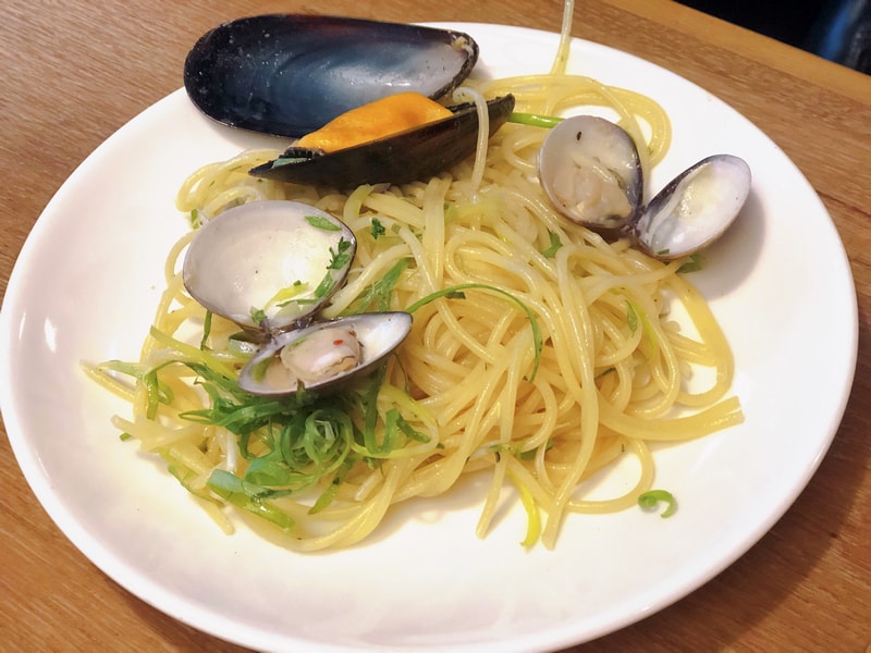 蔥香蒜味淡菜蛤蜊麵