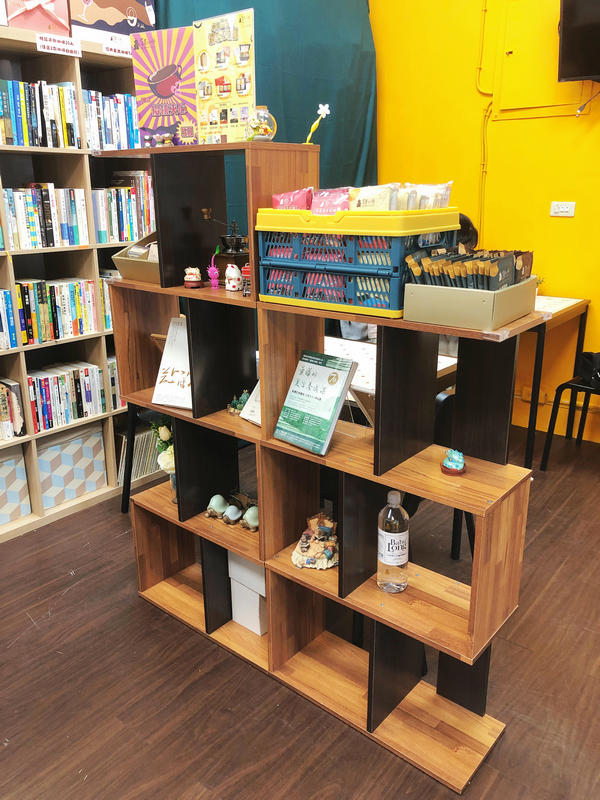 舊書心啡的濾掛咖啡展示架