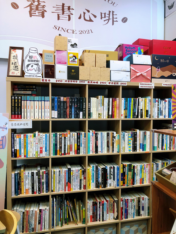 舊書心啡的書櫃 彷彿一座迷你圖書館