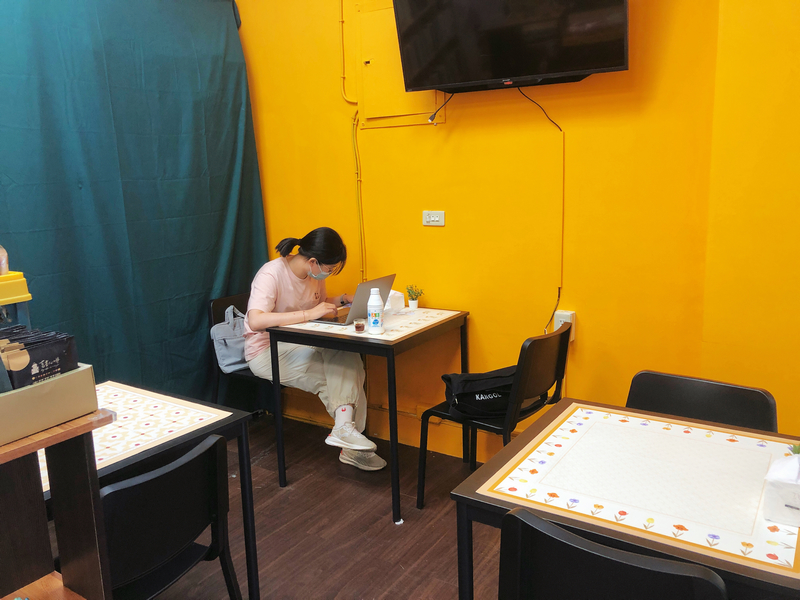 舊書心啡可容納一兩人的花紋木桌