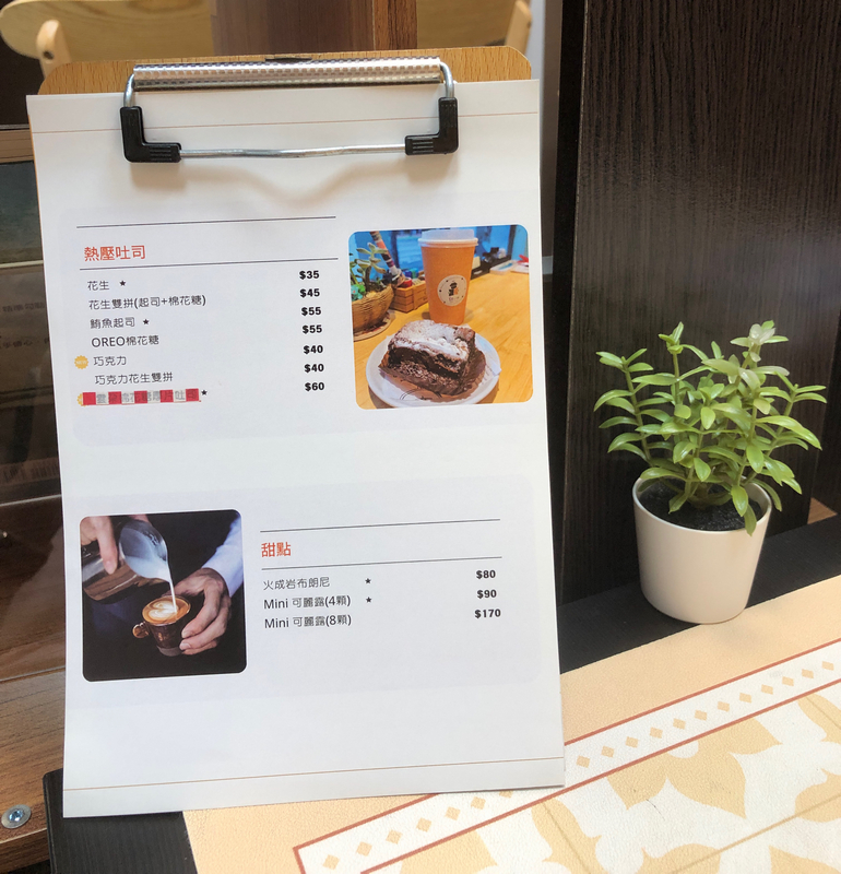 舊書心啡的熱壓土司和甜點，搭配咖啡的好組合。