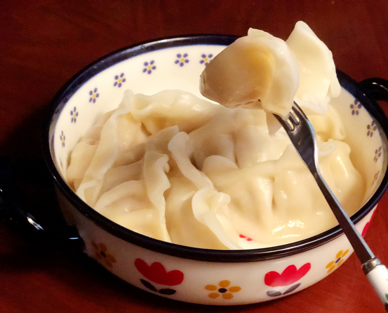 渡深咖啡廳豬肉高麗菜水餃，搭配提味辣油，展現簡單家常料理的溫暖與療癒風味。