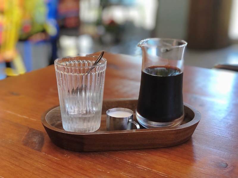 Arc Cafe 冰滴咖啡組合，包含冰杯、金屬湯匙、奶壺與玻璃壺，可選擇加奶或純飲，風味乾淨、香氣濃郁。