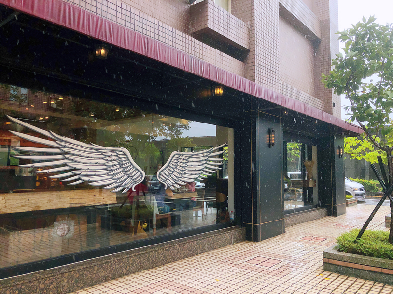 波赫士領地精品咖啡館明水店|台北大直不限時咖啡廳推薦,開心果奶霜千層必吃甜點 - 第1張圖 波赫士領地精品咖啡館明水店 BorgesPlace。 玻璃窗上的羽翼、濕潤街道與低語空氣,喚醒我對療癒與美食的渴望。