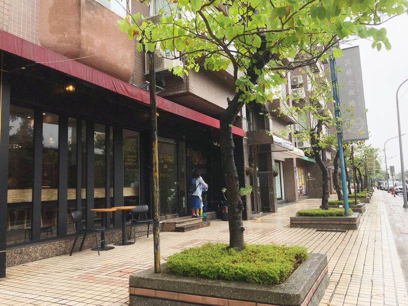 波赫士領地精品咖啡館明水店|台北大直不限時咖啡廳推薦,開心果奶霜千層必吃甜點 - 第2張圖 波赫士領地咖啡館明水店,玻璃門面與金色字體交織出靜謐氛圍,綠意點綴街角,彷彿一場文學與感官的邀請。