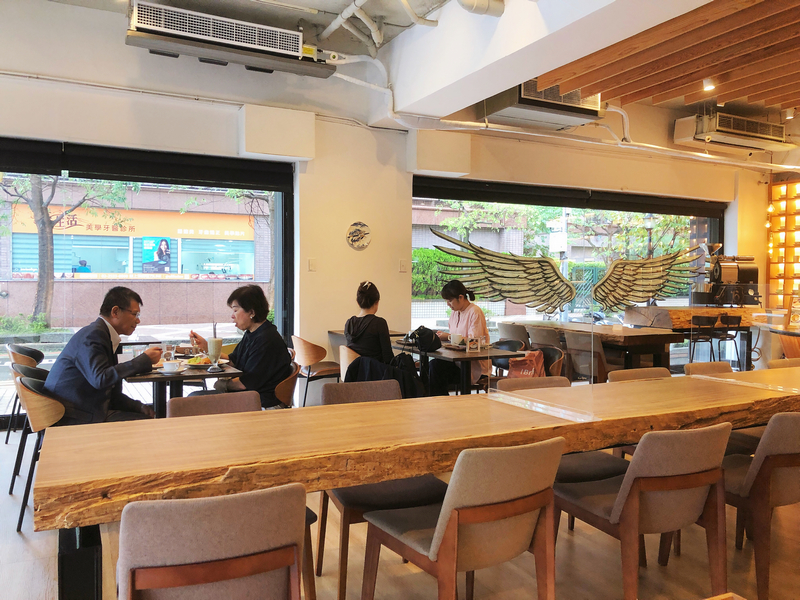 波赫士領地精品咖啡館明水店|台北大直不限時咖啡廳推薦,開心果奶霜千層必吃甜點 - 第10張圖 波赫士領地精品咖啡館 明水店 間距寬敞,無論是一人靜坐、兩人對話,或三五好友聚會,都能自在地擁有一方天地。店