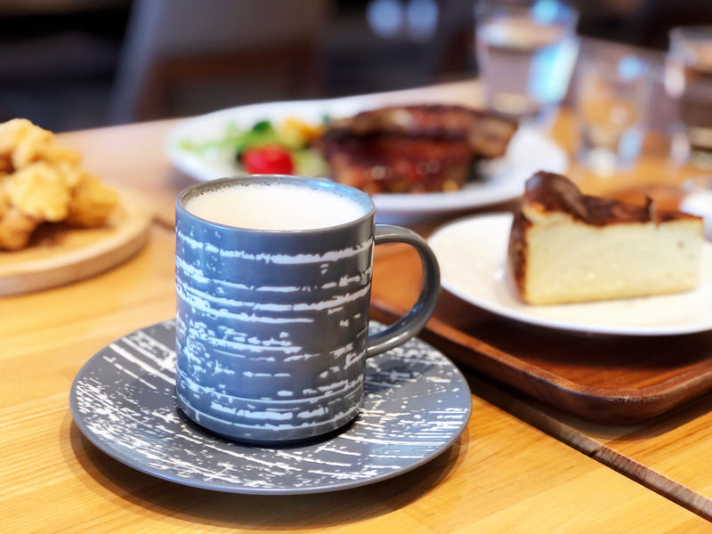 波赫士領地精品咖啡館明水店|台北大直不限時咖啡廳推薦,開心果奶霜千層必吃甜點 - 第28張圖 伯爵鮮奶茶帶有淡雅的佛手柑香氣,與鮮奶融合,茶香不澀、奶香不膩,比例調和剛剛好。是奶茶控的最愛。