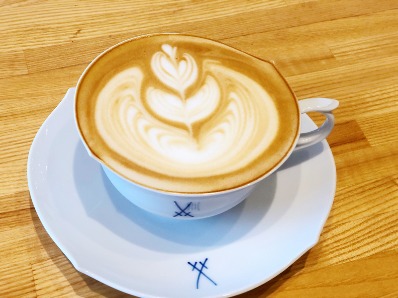 波赫士領地精品咖啡館明水店|台北大直不限時咖啡廳推薦,開心果奶霜千層必吃甜點 - 第25張圖 義式精品咖啡 經典拿鐵 奶泡綿密、拉花細緻,咖啡香氣溫潤不苦澀,風味平衡、口感圓潤滑順。