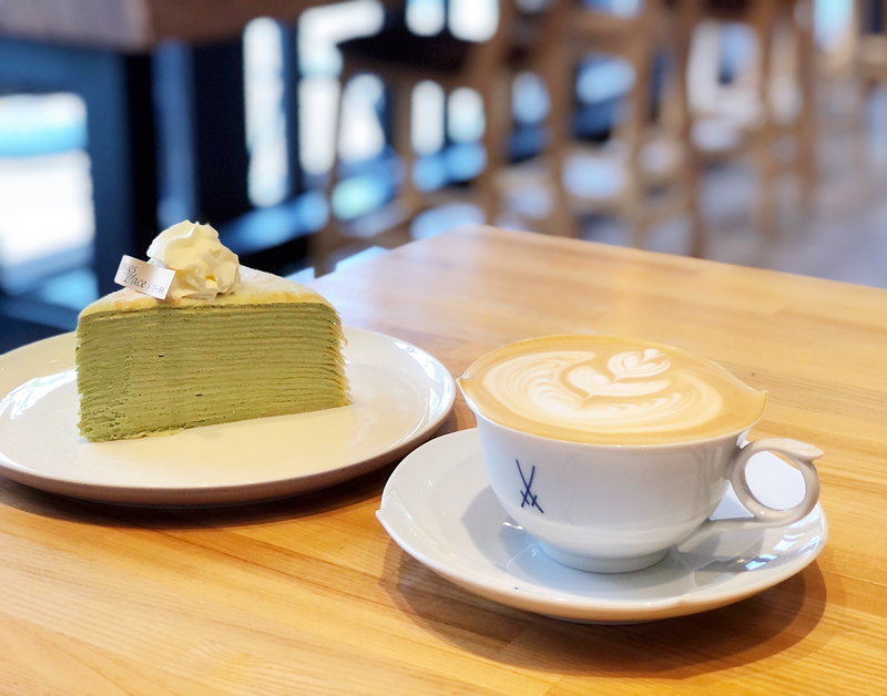波赫士領地精品咖啡館明水店|台北大直不限時咖啡廳推薦,開心果奶霜千層必吃甜點 - 第24張圖 開心果奶霜千層搭配著拿鐵咖啡