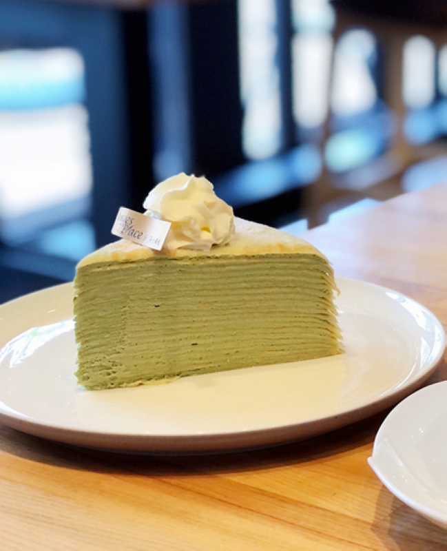 波赫士領地精品咖啡館明水店|台北大直不限時咖啡廳推薦,開心果奶霜千層必吃甜點 - 第23張圖 這開心果奶霜千層蛋糕,使用四葉北海十勝奶霜與濃郁開心果醬,層層餅皮手工堆疊,口感細緻綿密。