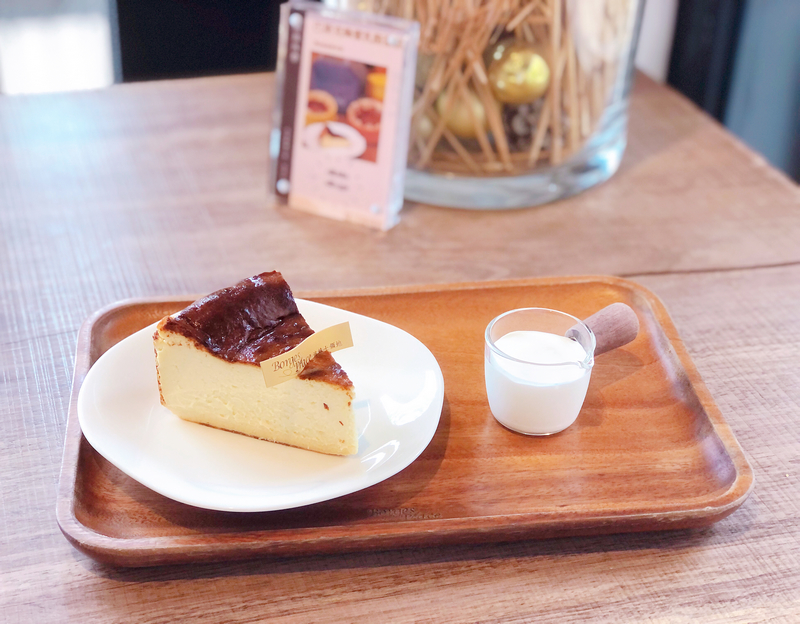 波赫士領地精品咖啡館明水店|台北大直不限時咖啡廳推薦,開心果奶霜千層必吃甜點 - 第26張圖 巴斯克乳酪蛋糕一入口是品嘗甜點的純粹幸福香甜,淋上柔滑細緻的十勝奶霜,奶香濃郁又絲滑軟綿的層次豐富口感,完全滿足味蕾的享受。