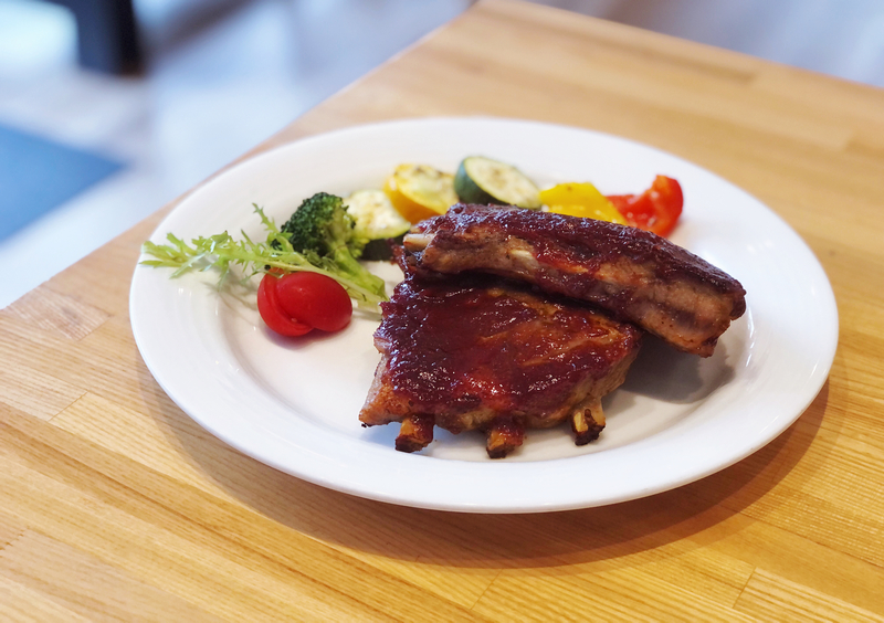 波赫士領地精品咖啡館明水店|台北大直不限時咖啡廳推薦,開心果奶霜千層必吃甜點 - 第20張圖 BBQ經典烤豬肋排 以蜂蜜烹調濃郁香甜的醬汁、獨特的誘人香氣。搭配爽脆櫛瓜與多汁蔬果,肉質紮實、甜鹹交錯。讓人食指大動允指回味,是道滿滿的飽足感餐點。