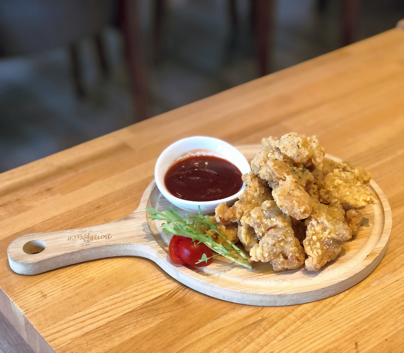 波赫士領地精品咖啡館明水店|台北大直不限時咖啡廳推薦,開心果奶霜千層必吃甜點 - 第22張圖 外酥內嫩的美式炸物 -酥炸唐揚雞,搭配清爽生菜與特製醬汁,鹹香中帶著一點日式的溫柔。沒有油耗味是讓人安心的味道。