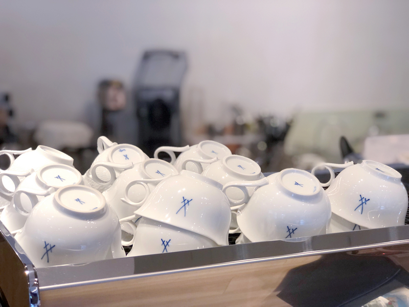 波赫士領地精品咖啡館明水店|台北大直不限時咖啡廳推薦,開心果奶霜千層必吃甜點 - 第13張圖 一排倒置的白瓷咖啡杯,藍色標誌低調卻充滿質感的MEISSEN麥森瓷器。