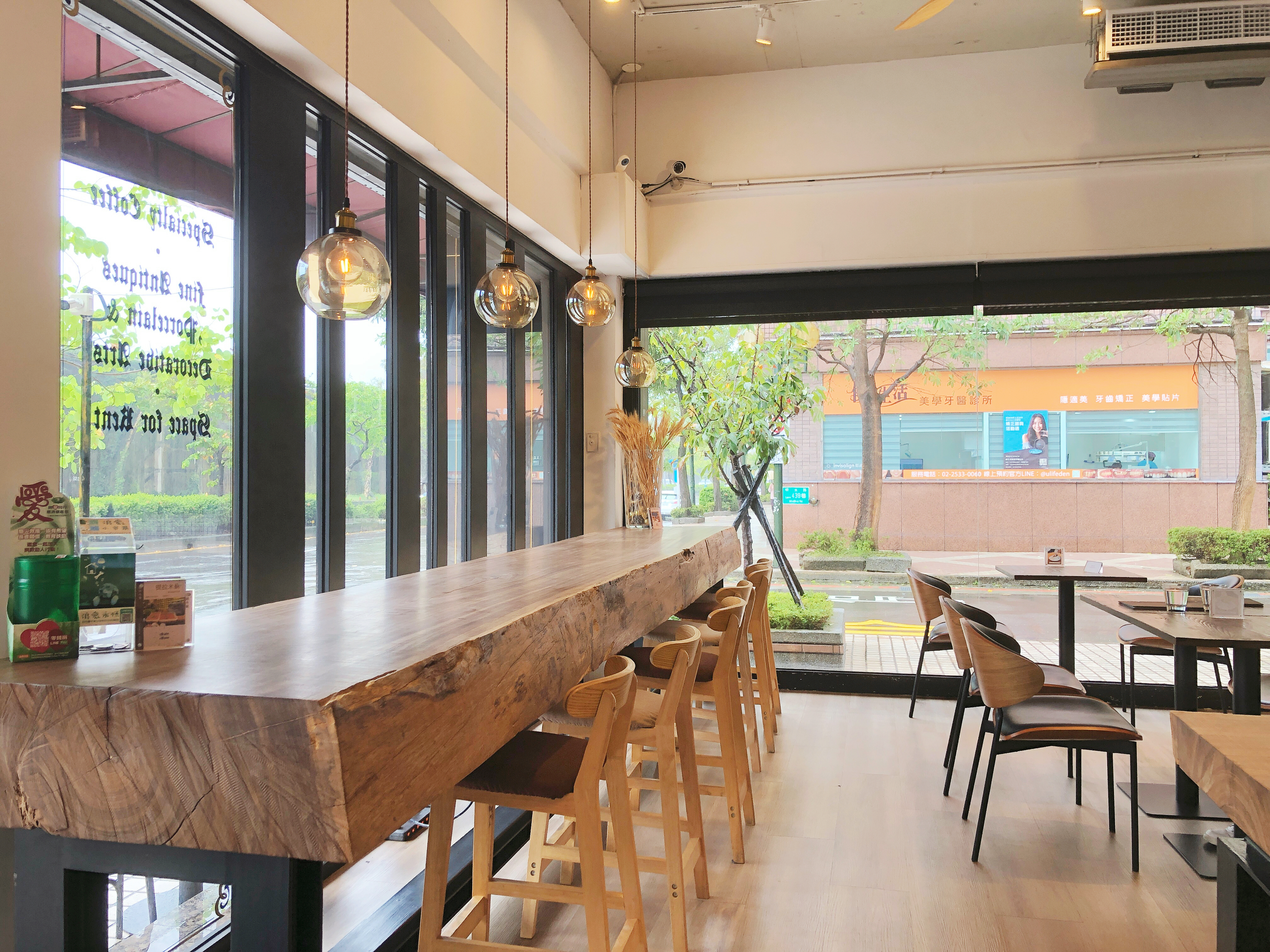 波赫士領地精品咖啡館明水店|台北大直不限時咖啡廳推薦,開心果奶霜千層必吃甜點 - 第8張圖 波赫士領地精品咖啡館 明水店 適合單人做的長條木桌。