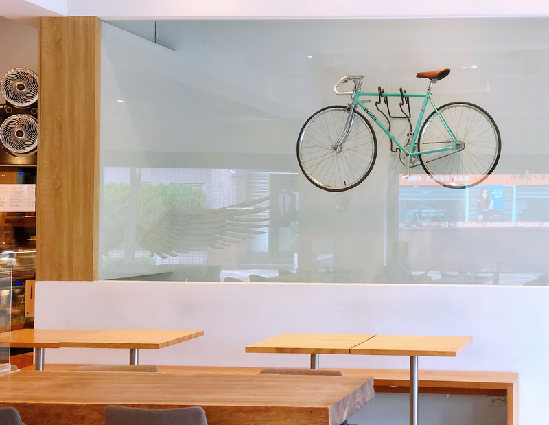 波赫士領地精品咖啡館明水店|台北大直不限時咖啡廳推薦,開心果奶霜千層必吃甜點 - 第11張圖 湖水綠復古單車掛牆:像一件裝置藝術,為空間注入一絲輕盈與詩意。