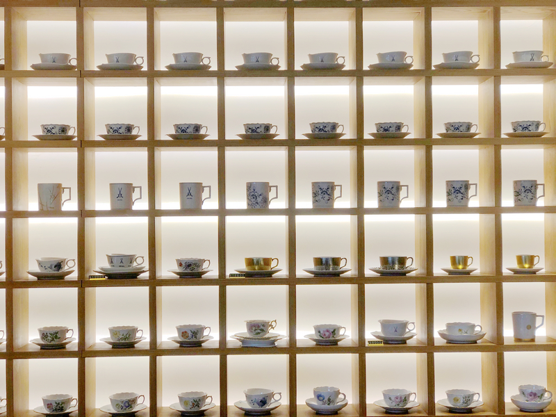 波赫士領地精品咖啡館明水店|台北大直不限時咖啡廳推薦,開心果奶霜千層必吃甜點 - 第14張圖 整面展示櫃:擺滿德國麥森 MEISSEN 瓷器,白瓷上藍色交叉劍低調閃耀。