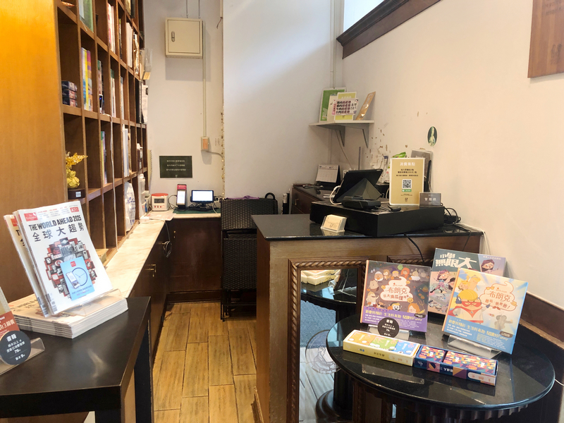 Moooon river cafe & books