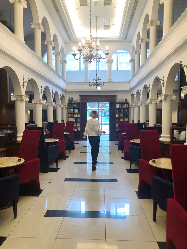 Moooon river cafe & books