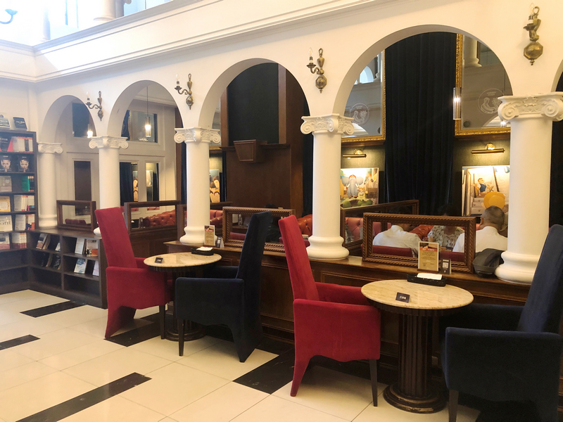 Moooon river cafe & books