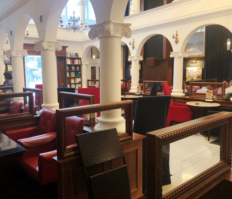 Moooon river cafe & books