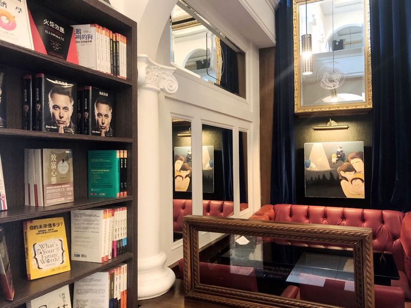 Moooon river cafe & books