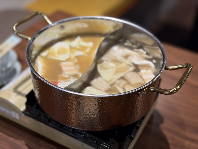 潮牛殿溫體牛創意鍋物評價|松山區美食分享・民生社區火鍋食記 - 第19張圖 潮牛殿火鍋,分隔湯底呈現不同風味