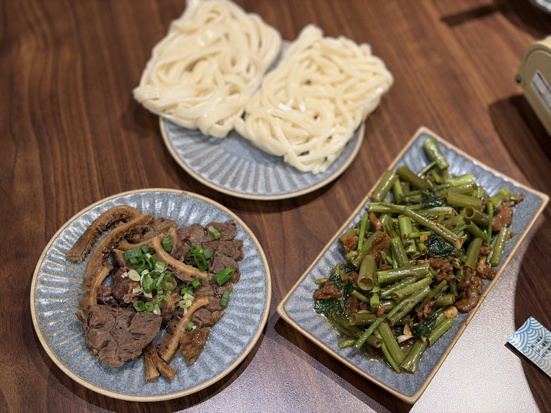 潮牛殿溫體牛創意鍋物評價|松山區美食分享・民生社區火鍋食記 - 第25張圖 潮牛殿主廚滷味與熟食,牛肚牛筋滷製入味,炒空心菜與彈牙麵食,松山區火鍋推薦。