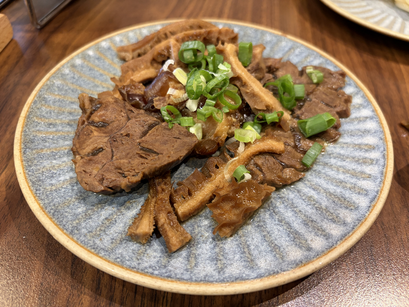 潮牛殿溫體牛創意鍋物評價|松山區美食分享・民生社區火鍋食記 - 第26張圖 潮牛殿主廚滷味,牛肚牛腱牛筋滷製入味,蔥花點綴,口感層次分明。