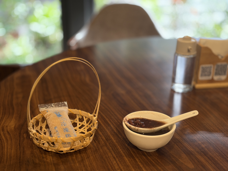 潮牛殿溫體牛創意鍋物評價|松山區美食分享・民生社區火鍋食記 - 第28張圖 潮牛殿甜點搭配,冰涼紅豆湯與酸香烏梅冰,台北包廂餐廳推薦